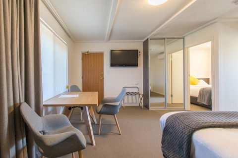 Mick O\'Sheas - Accommodation Burleigh 5