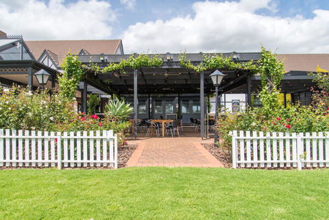 Mick O\'Sheas - Accommodation Burleigh 39
