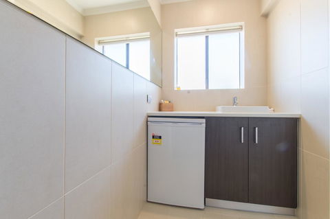 Mick O\'Sheas - Accommodation Burleigh 27