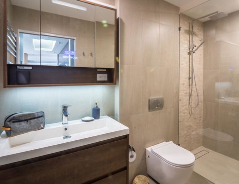 Penthouse On The Promenade - Accommodation Burleigh 11