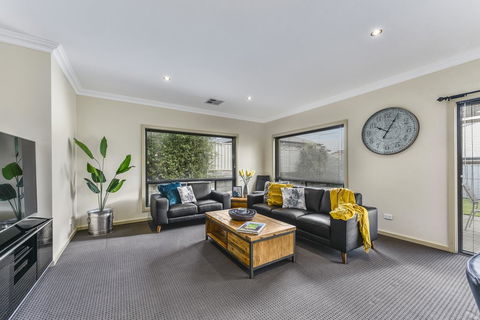 Accommodation On Lansell 2 - Accommodation Burleigh 8