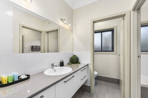 Accommodation On Lansell 2 - Accommodation Burleigh 10