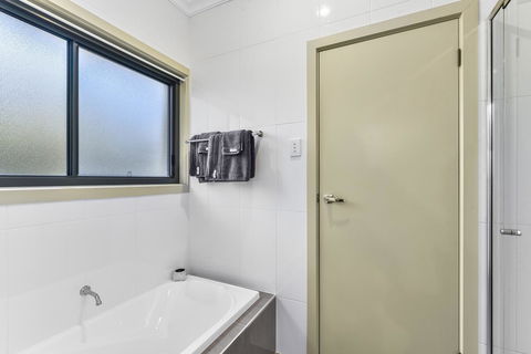 Accommodation On Lansell 2 - Accommodation Burleigh 11
