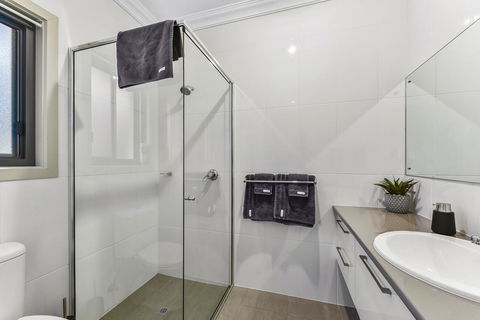 Accommodation On Lansell 2 - Accommodation Burleigh 5