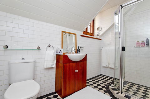 Druids Hall - Accommodation Burleigh 8
