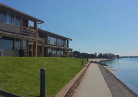 Lakeside - Accommodation Burleigh 4