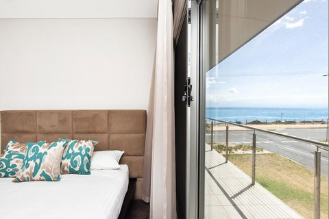 Esplanade Escape - Accommodation Burleigh 12