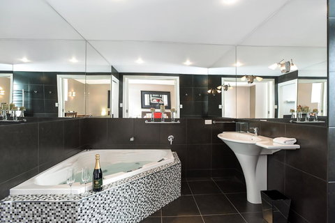 Esplanade Escape - Accommodation Burleigh 34