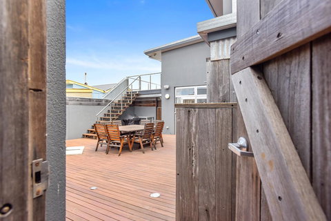 Esplanade Escape - Accommodation Burleigh 9