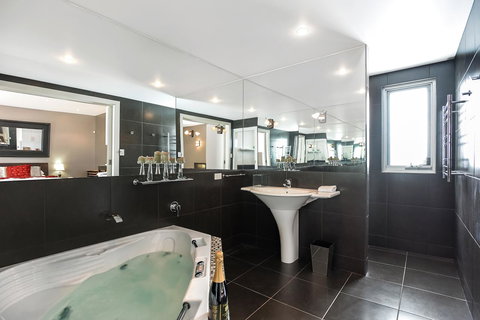 Esplanade Escape - Accommodation Burleigh 7