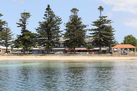 Grand Tasman Hotel - Accommodation Burleigh 34