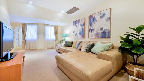 GOUGER 265 - Accommodation Burleigh 16