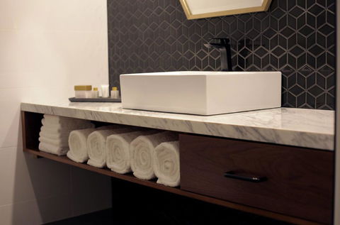 Ellen Hotel - Accommodation Burleigh 20