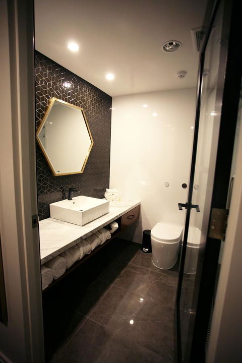 Ellen Hotel - Accommodation Burleigh 18