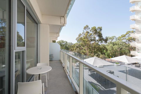 Ther-Rich Elegant 1BR Apartment In Walkerville - Accommodation Burleigh 29