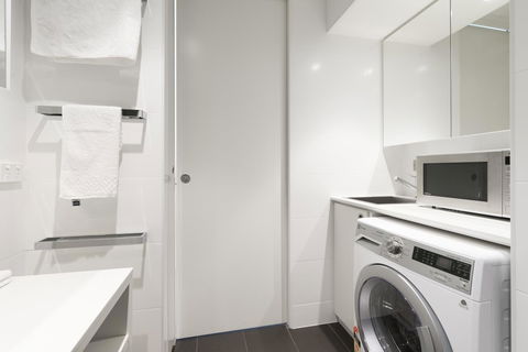 Ther-Rich Elegant 1BR Apartment In Walkerville - Accommodation Burleigh 25