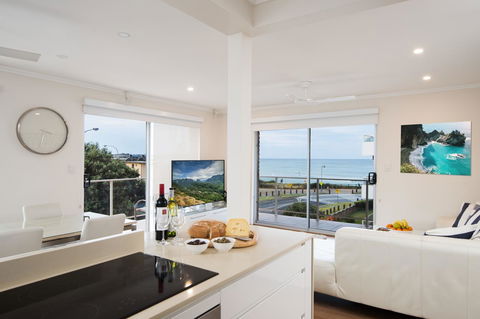 Stylish 3 Bedroom Beachview Apartment - Accommodation Burleigh 5