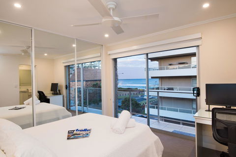 Stylish 3 Bedroom Beachview Apartment - Accommodation Burleigh 1