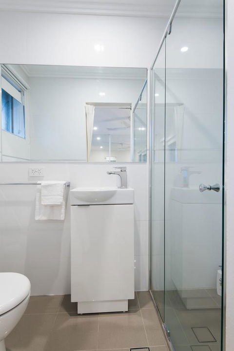 Stylish 3 Bedroom Beachview Apartment - Accommodation Burleigh 2