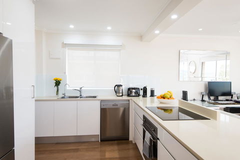 Stylish 3 Bedroom Beachview Apartment - Accommodation Burleigh 6
