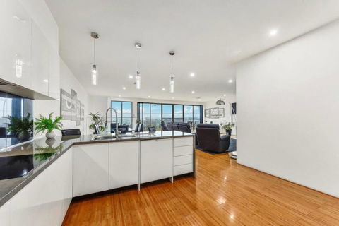 BENGALEE EXECUTIVE TOWNHOUSE- MODERN & STYLISH - Accommodation Burleigh 7