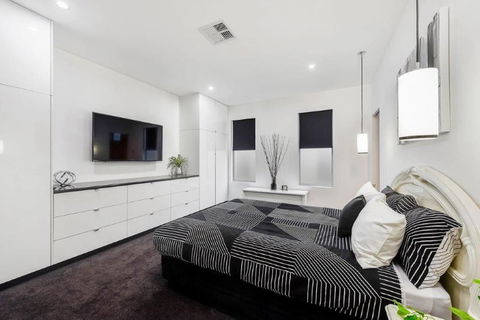 BENGALEE EXECUTIVE TOWNHOUSE- MODERN & STYLISH - Accommodation Burleigh 11
