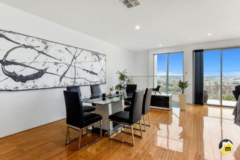 BENGALEE EXECUTIVE TOWNHOUSE- MODERN & STYLISH - Accommodation Burleigh 13