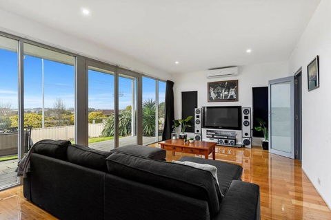 BENGALEE EXECUTIVE TOWNHOUSE- MODERN & STYLISH - Accommodation Burleigh 6
