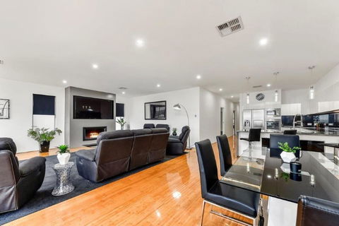 BENGALEE EXECUTIVE TOWNHOUSE- MODERN & STYLISH - Accommodation Burleigh 3