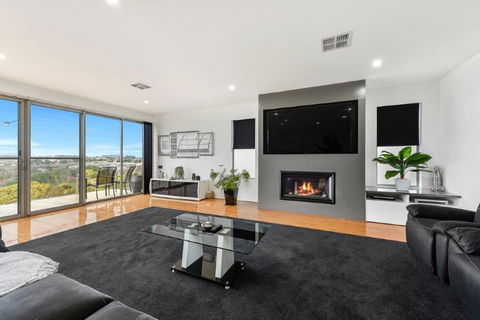 BENGALEE EXECUTIVE TOWNHOUSE- MODERN & STYLISH - Accommodation Burleigh 5