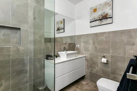 BENGALEE EXECUTIVE TOWNHOUSE- MODERN & STYLISH - Accommodation Burleigh 14