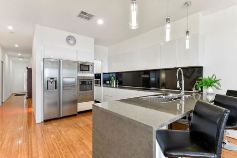 BENGALEE EXECUTIVE TOWNHOUSE- MODERN & STYLISH - Accommodation Burleigh 4