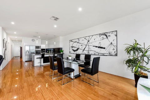 BENGALEE EXECUTIVE TOWNHOUSE- MODERN & STYLISH - Accommodation Burleigh 12