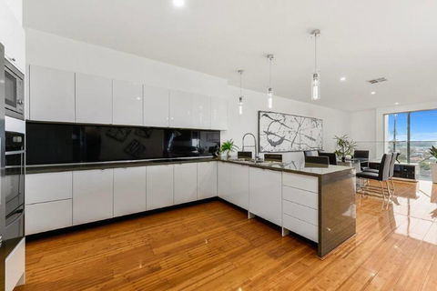 BENGALEE EXECUTIVE TOWNHOUSE- MODERN & STYLISH - Accommodation Burleigh 10