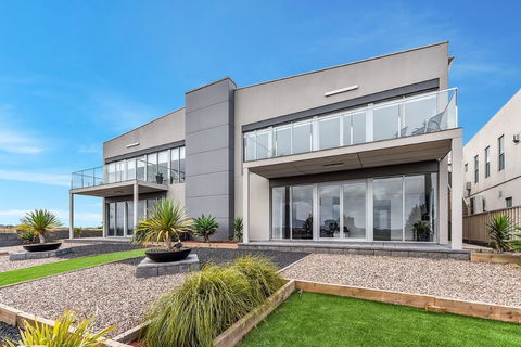 BENGALEE EXECUTIVE TOWNHOUSE- MODERN & STYLISH - Accommodation Burleigh 1