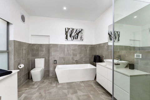 BENGALEE EXECUTIVE TOWNHOUSE- MODERN & STYLISH - Accommodation Burleigh 8