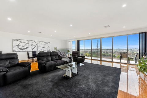BENGALEE EXECUTIVE TOWNHOUSE- MODERN & STYLISH - Accommodation Burleigh 0