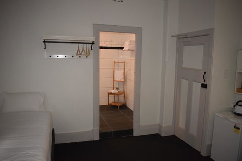 Ambassadors Hotel - Accommodation Burleigh 19