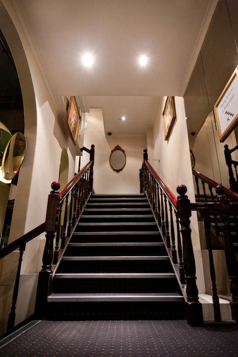 Ambassadors Hotel - Accommodation Burleigh 28
