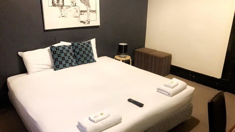 Ambassadors Hotel - Accommodation Burleigh 36