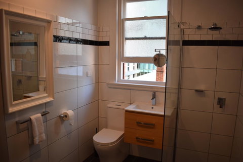 Ambassadors Hotel - Accommodation Burleigh 18