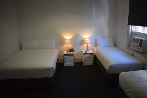 Ambassadors Hotel - Accommodation Burleigh 15