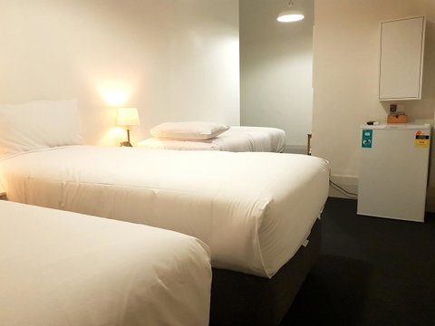 Ambassadors Hotel - Accommodation Burleigh 5