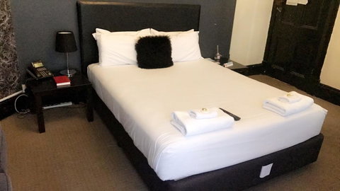 Ambassadors Hotel - Accommodation Burleigh 39