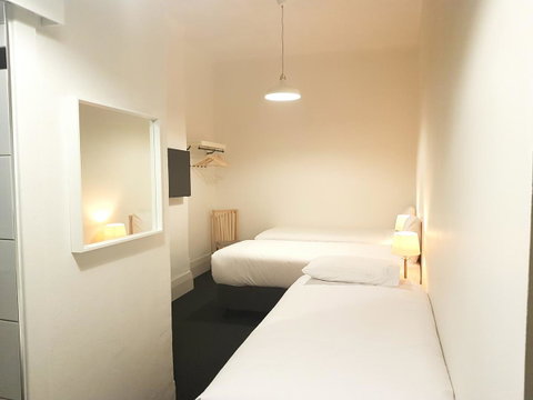 Ambassadors Hotel - Accommodation Burleigh 3