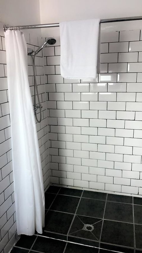 Ambassadors Hotel - Accommodation Burleigh 21