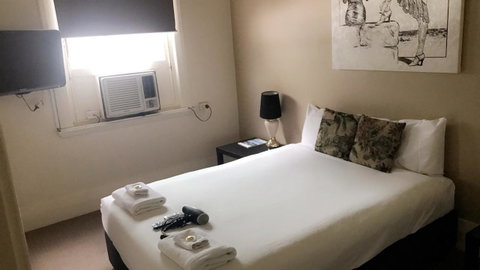Ambassadors Hotel - Accommodation Burleigh 33