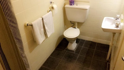 Ambassadors Hotel - Accommodation Burleigh 41
