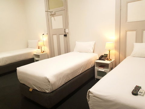Ambassadors Hotel - Accommodation Burleigh 7