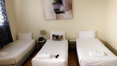 Ambassadors Hotel - Accommodation Burleigh 43